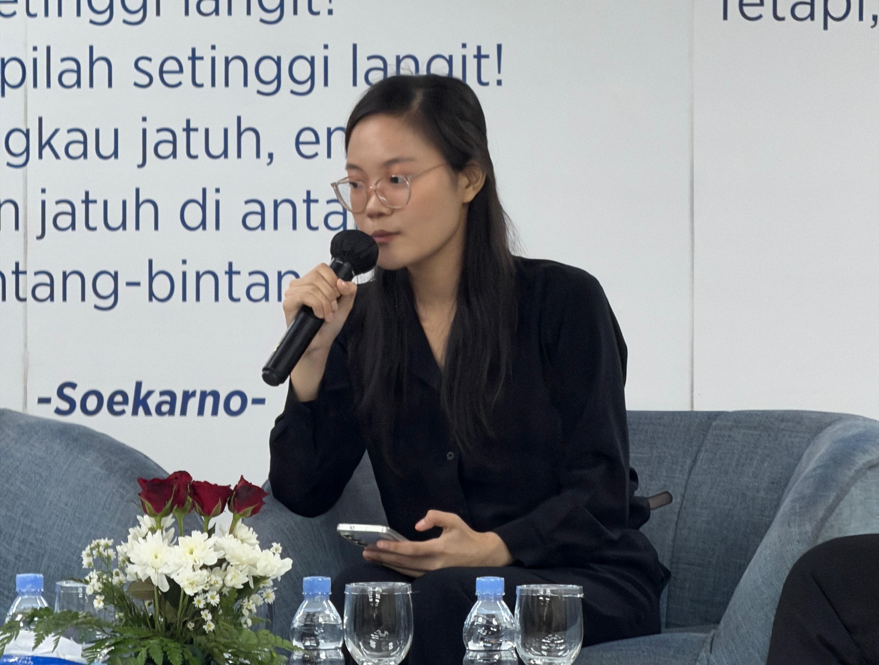 Peneliti Lab 45, Jessica Arreta, dalam peluncuran buku